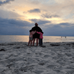 Online Business für Mamas aufbauen Wie starte ich ein Online Business? Online Business ohne Vorkenntnisse Zweites Standbein als Mama Nebenberuflich ein Online Business starten Geld online verdienen als Mama Online Business von zuhause starten Passendes Online Business finden Online Business Ideen für Anfänger Wie funktioniert ein Online Business? Online Business neben Familie Online Business ohne Startkapital Digitales Business für Einsteiger Von zuhause arbeiten als Mama Flexible Arbeit für Mütter